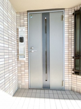 富山市窪本町、マンションの玄関画像です