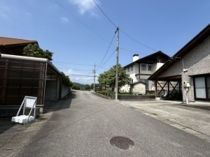 富山市八尾町深谷、中古一戸建ての前面道路を含む現地写真画像です