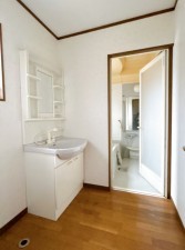 富山市八尾町深谷、中古一戸建ての洗面画像です