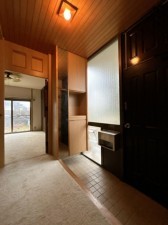 富山市小杉、中古一戸建ての玄関画像です
