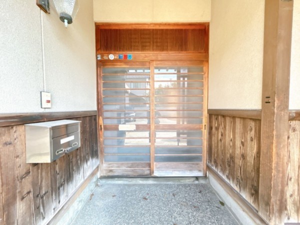 富山市千原崎、中古一戸建ての玄関画像です