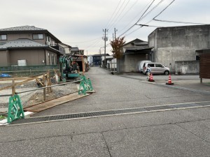 富山市山室、土地の前面道路を含む現地写真画像です