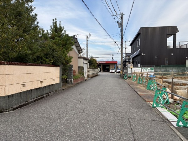 富山市山室、土地の前面道路を含む現地写真画像です