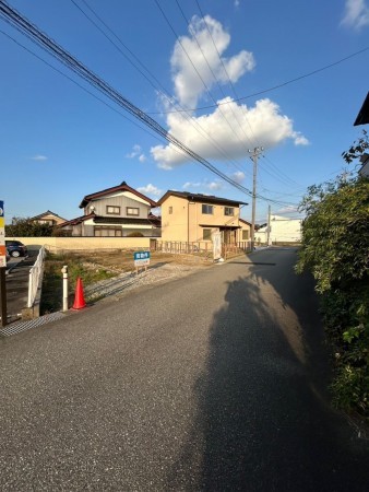 富山市婦中町下轡田、土地の前面道路を含む現地写真画像です