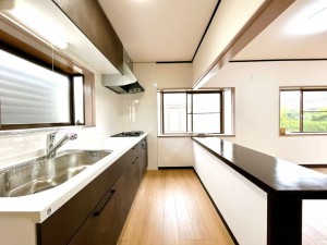 富山市鶴ケ丘町、中古一戸建てのキッチン画像です