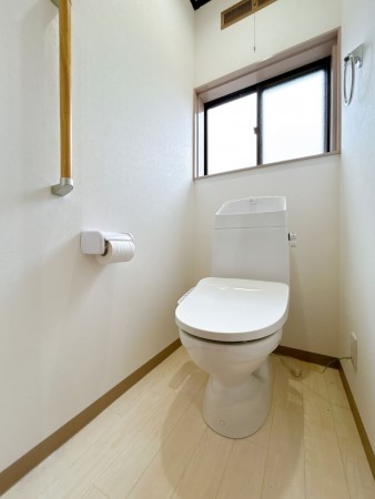 富山市鶴ケ丘町、中古一戸建てのトイレ画像です