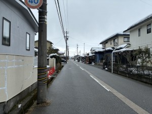富山市赤田、中古一戸建ての前面道路を含む現地写真画像です