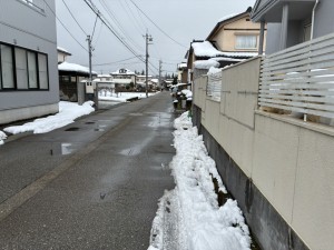 富山市赤田、中古一戸建ての前面道路を含む現地写真画像です