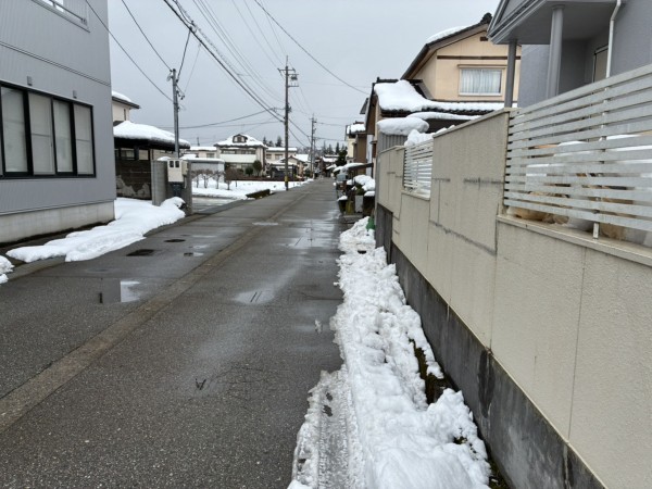 富山市赤田、中古一戸建ての前面道路を含む現地写真画像です