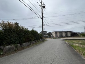富山市下野新、中古一戸建ての前面道路を含む現地写真画像です