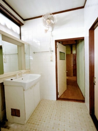 富山市下野新、中古一戸建ての洗面画像です