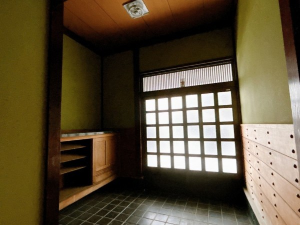 富山市下野新、中古一戸建ての玄関画像です