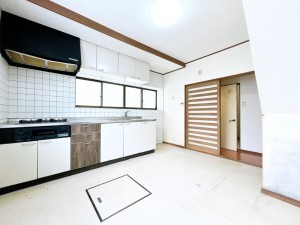 富山市呉羽町、中古一戸建てのキッチン画像です