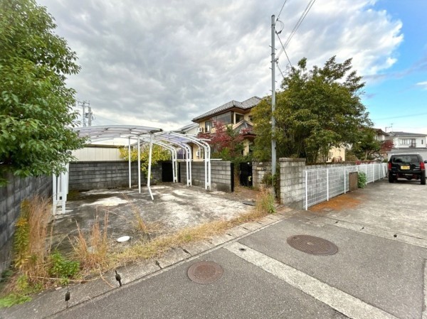 富山市婦中町下轡田、中古一戸建ての駐車場画像です