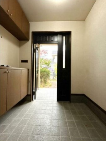 富山市婦中町下轡田、中古一戸建ての玄関画像です