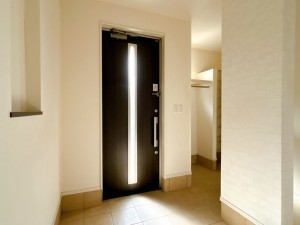 富山市中川原、中古一戸建ての玄関画像です