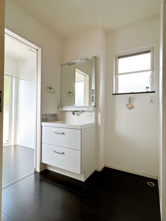 富山市中川原、中古一戸建ての洗面画像です