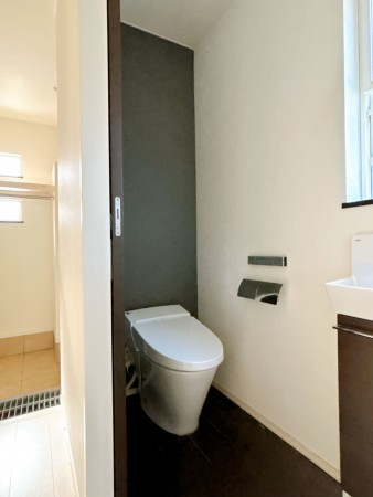 富山市中川原、中古一戸建てのトイレ画像です