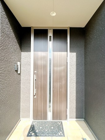 富山市中川原、中古一戸建ての玄関画像です