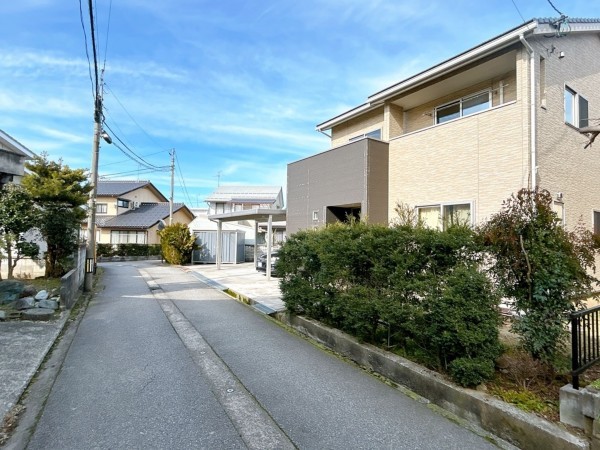 富山市中川原、中古一戸建ての前面道路を含む現地写真画像です