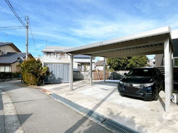 富山市中川原、中古一戸建ての駐車場画像です