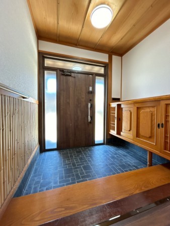 富山市新庄町、中古一戸建ての玄関画像です
