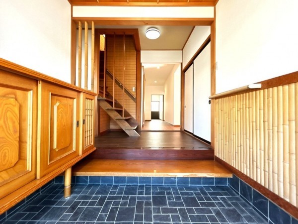 富山市新庄町、中古一戸建ての玄関画像です