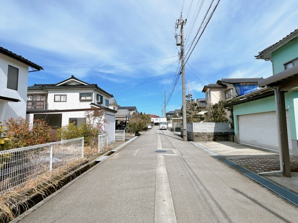 富山市月岡東緑町、中古一戸建ての前面道路を含む現地写真画像です