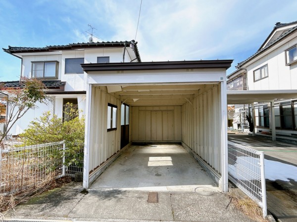 富山市月岡東緑町、中古一戸建ての駐車場画像です