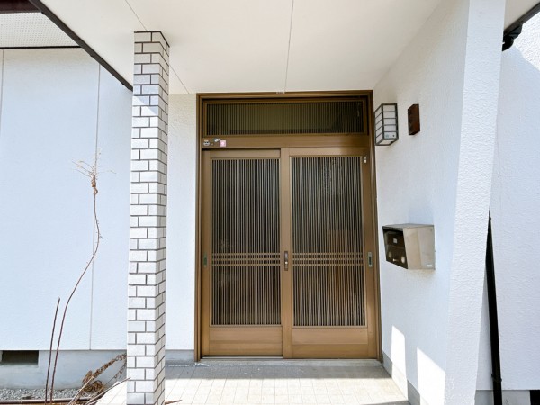 富山市月岡東緑町、中古一戸建ての玄関画像です