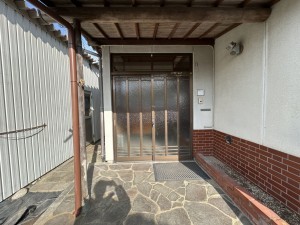 富山市草島、中古一戸建ての玄関画像です