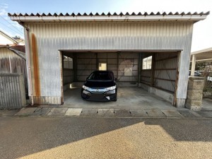 富山市草島、中古一戸建ての駐車場画像です