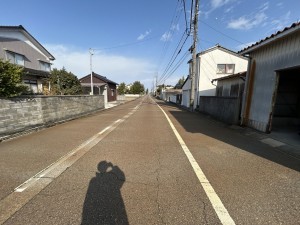 富山市草島、中古一戸建ての前面道路を含む現地写真画像です
