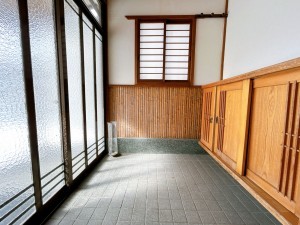 富山市草島、中古一戸建ての玄関画像です