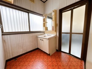 富山市草島、中古一戸建ての洗面画像です