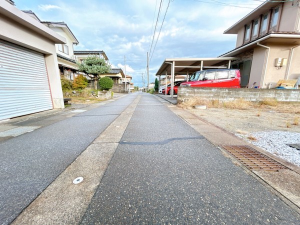 富山市蓮町、土地の前面道路を含む現地写真画像です