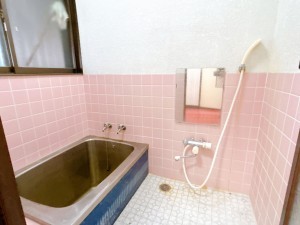 富山市中川原、中古一戸建ての風呂画像です