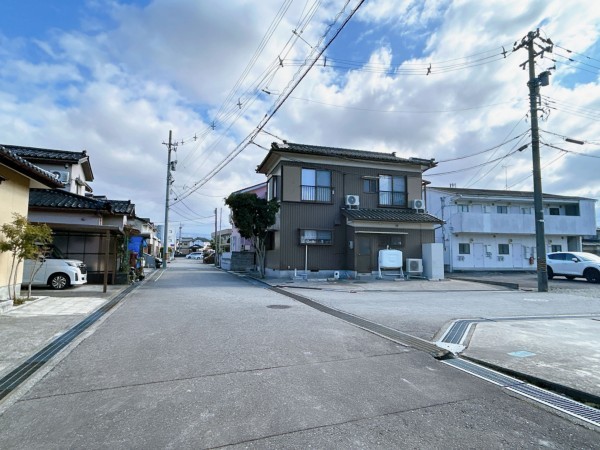富山市中川原、中古一戸建ての前面道路を含む現地写真画像です