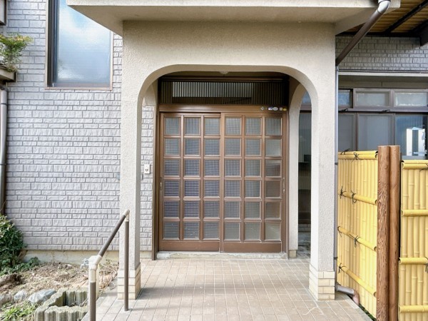 富山市中川原、中古一戸建ての玄関画像です