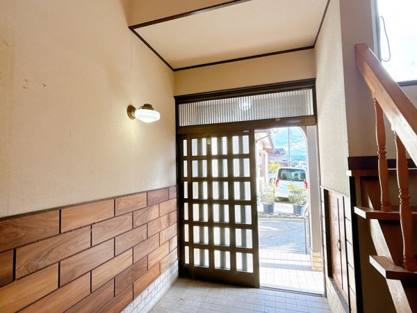 富山市中川原、中古一戸建ての玄関画像です