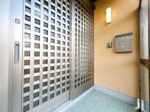 富山市本郷町、中古一戸建ての玄関画像です