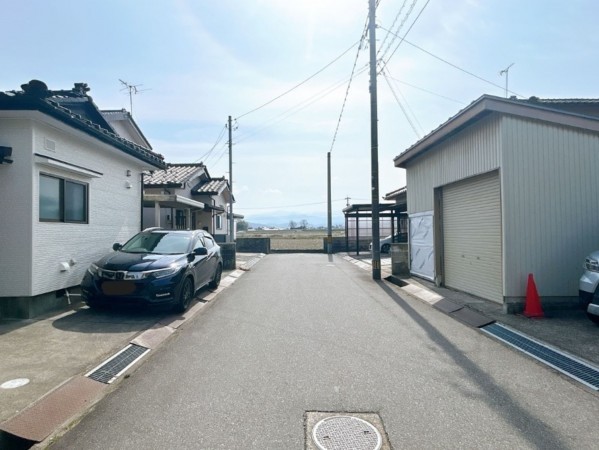 富山市婦中町島田、中古一戸建ての前面道路を含む現地写真画像です