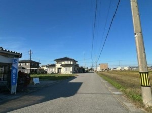 富山市田畠、中古一戸建ての前面道路を含む現地写真画像です