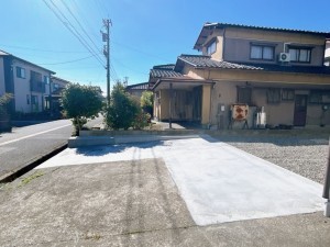 富山市森住町、中古一戸建ての駐車場画像です