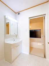 富山市森住町、中古一戸建ての洗面画像です