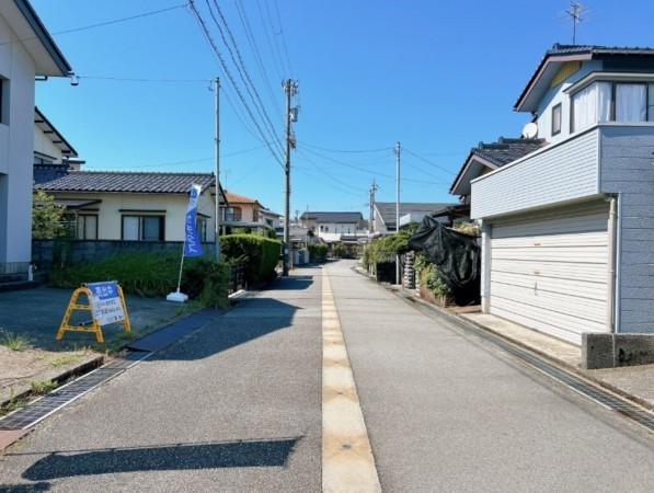 富山市森住町、中古一戸建ての前面道路を含む現地写真画像です