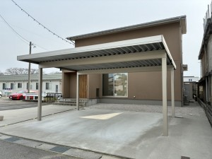 富山市五福、中古一戸建ての駐車場画像です