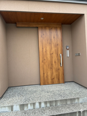 富山市五福、中古一戸建ての玄関画像です