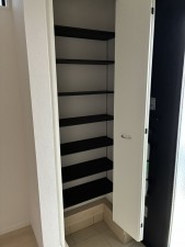 富山市東田地方町、新築一戸建ての玄関画像です