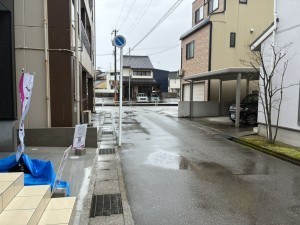 富山市東田地方町、新築一戸建ての前面道路を含む現地写真画像です